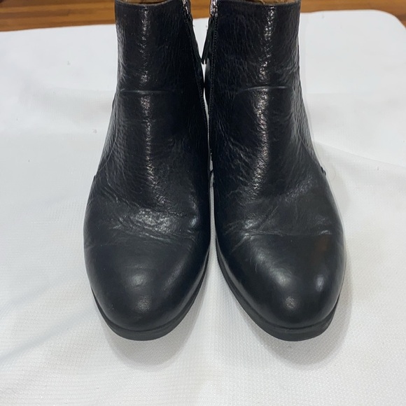 Comfortiva  Memory Foam Comfort size 9.5 Black Ankle Booties Leather  clean - Picture 6 of 15